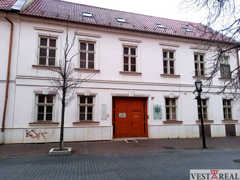 The building on Františkánska Street in Trnava offers office spaces.