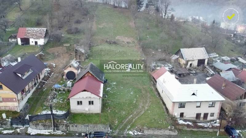 Family houses in Klenovec with spacious gardens and surrounding greenery.