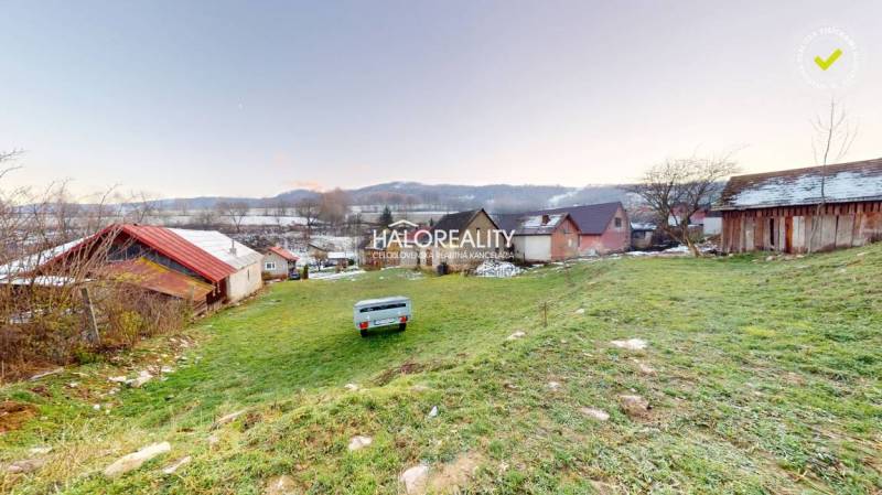 The backyard of a family house in Klenovec with a view of meadows and hills.