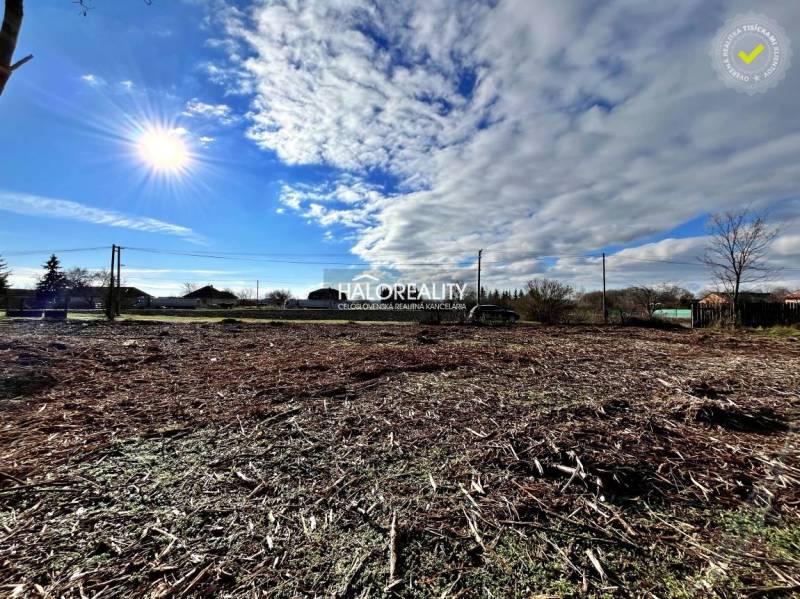 Sunny plot in Ondrejovce for living, with a beautiful sky and rural surroundings.