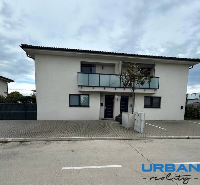 A family house with a balcony on Kráľovianky Street in Šamorín offers a 3-room apartment.