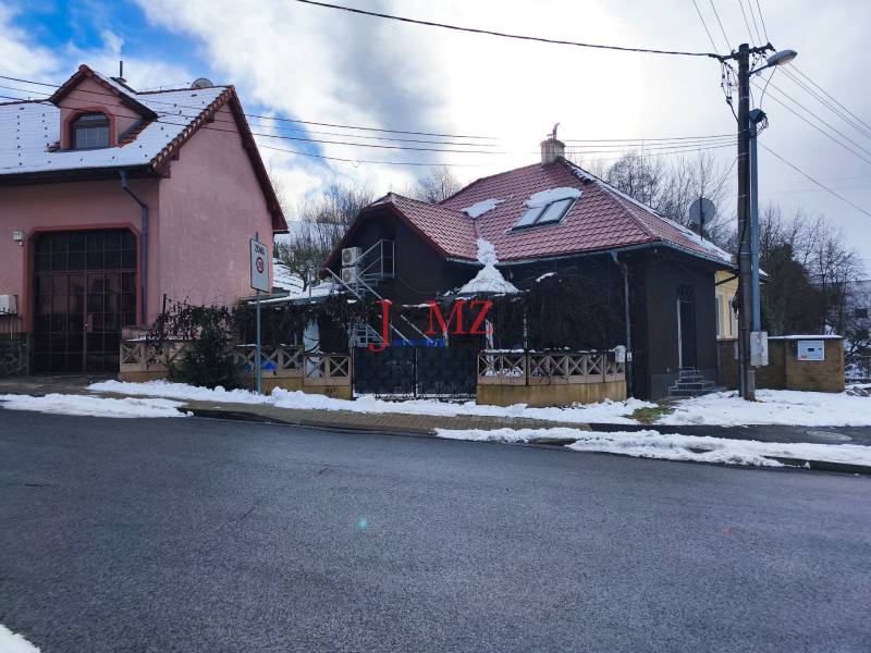 A family house on Rudlovská Road in Banská Bystrica with a red roof and snow.