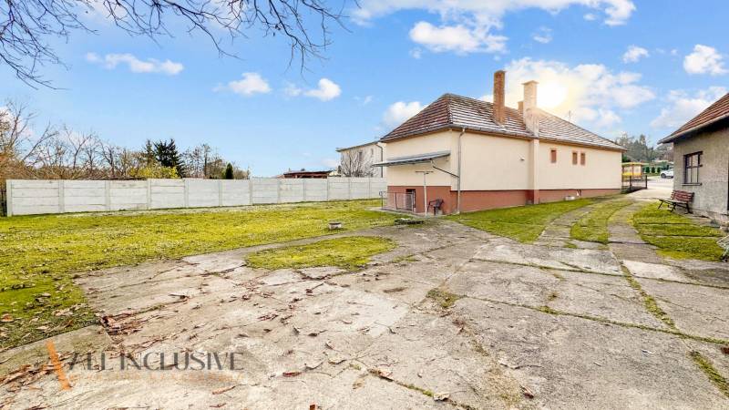A family house on Nemečkovská Street in Prašice with a large yard and a sheet metal fence.