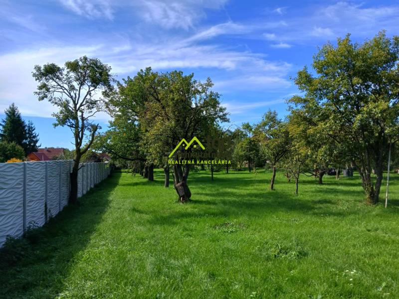 A garden with trees in Nitrianska Blatnica, ideal for residential plots.