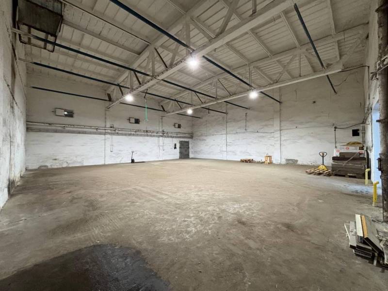 A space with a concrete floor and lights, usable as offices in Poprad.