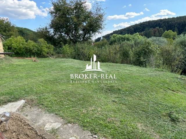 A garden at a family house in Rudabánya, surrounded by greenery and hills, an ideal space for relaxation.