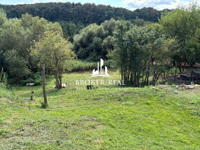 A grassy plot with a forest on the outskirts of the town of Rudabánya suitable for a family house.