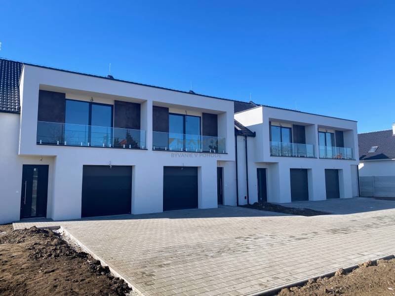 Family house on Polnokesovska Street in Mojmírovce with glassed-in balconies and garages.