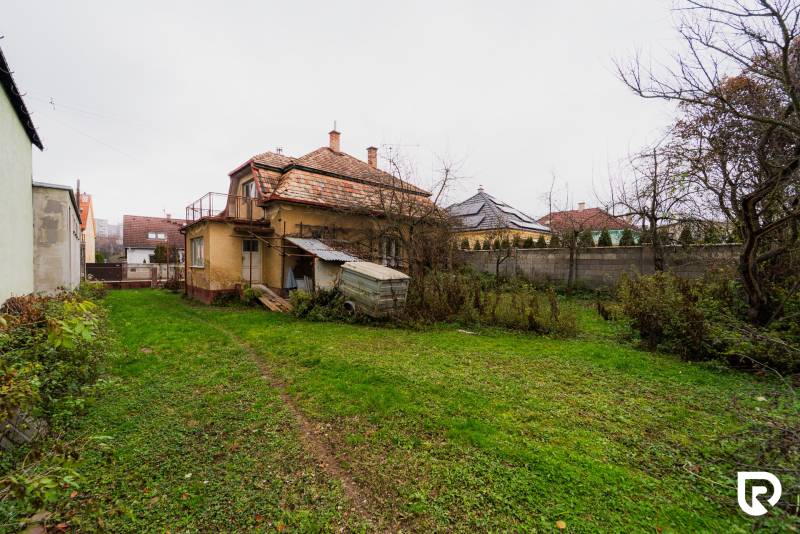 Family house on Partizánska Street in Bánovce nad Bebravou with a garden and an annex.