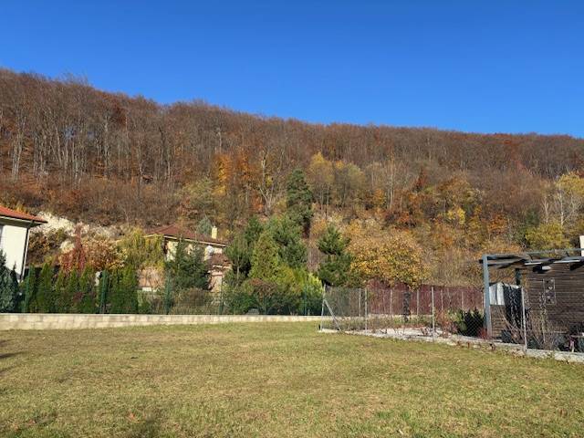 A grassy plot near the forest on Karpatská Street in Marianka, suitable for living.