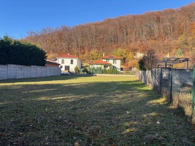 Plots - housing on Karpatská Street in Marianka with greenery and neighboring houses.
