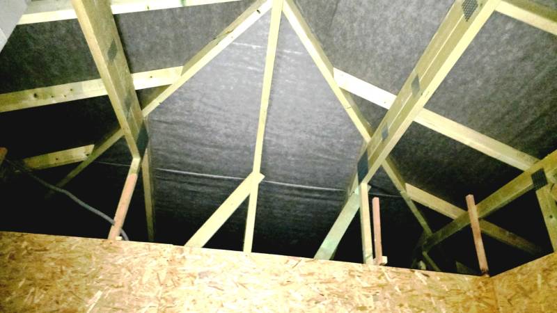 A family house with a wooden roof structure and OSB boards in the attic.