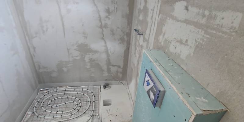 Installation of underfloor heating in the bathroom of a family house.