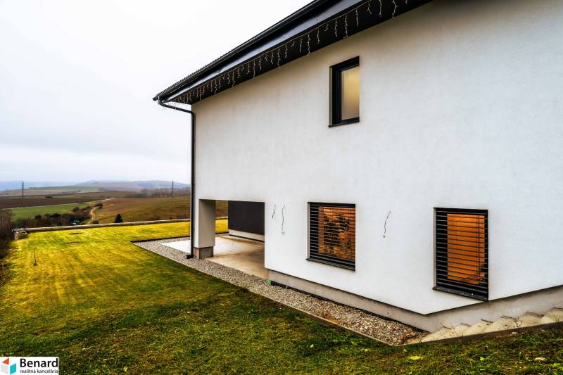A family house in Stará Ľubovňa with a view of the surrounding countryside and a lawn around it.