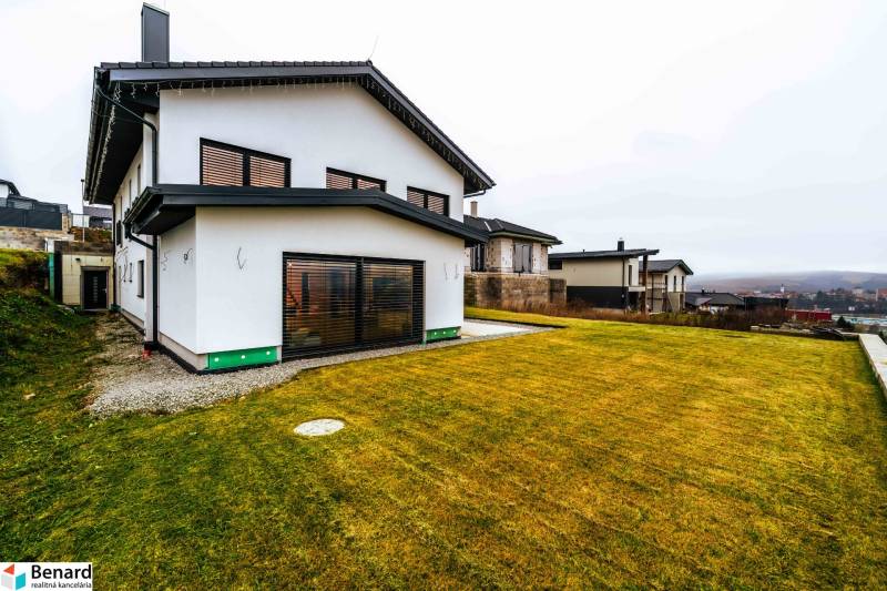 A family house in Stará Ľubovňa with a large garden and a bright facade.
