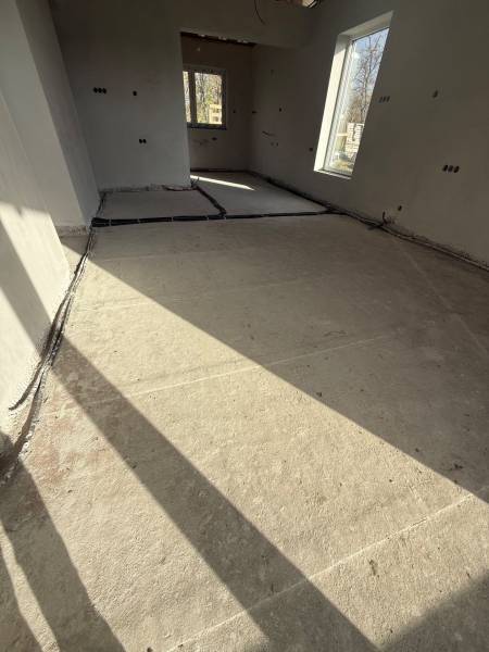 Interior of a family house with a concrete floor and large windows from Most pri Bratislave.