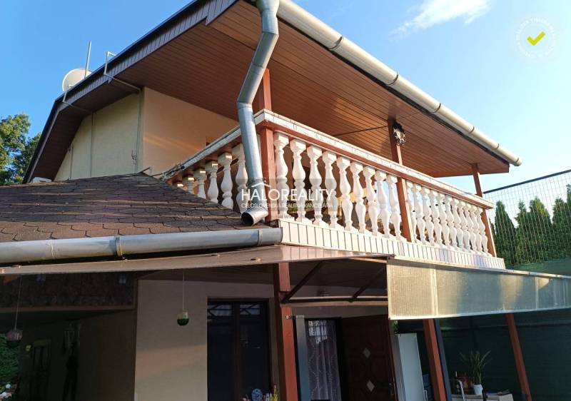 A cottage in Byšta with a terrace and wooden balcony decor.