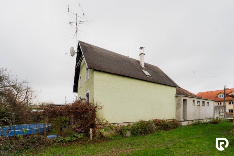 Family house on Partizánska Street in Bánovce nad Bebravou next to a garden with a swimming pool.