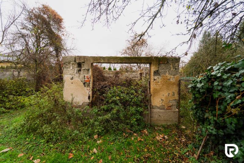 Overgrown ruins of an old family house on Partizánska Street in Bánovce nad Bebravou.