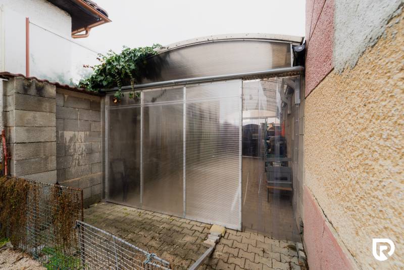 Covered storage spaces at a family house on Partizánska Street in Bánovce nad Bebravou.