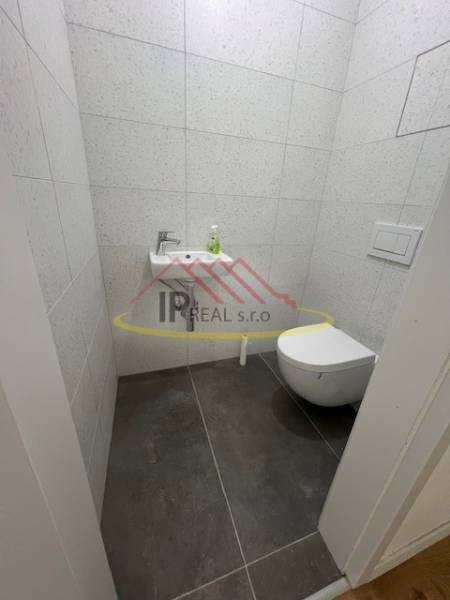 Toilet with a sink in a 2-room apartment on Námestie pri Sýpke.