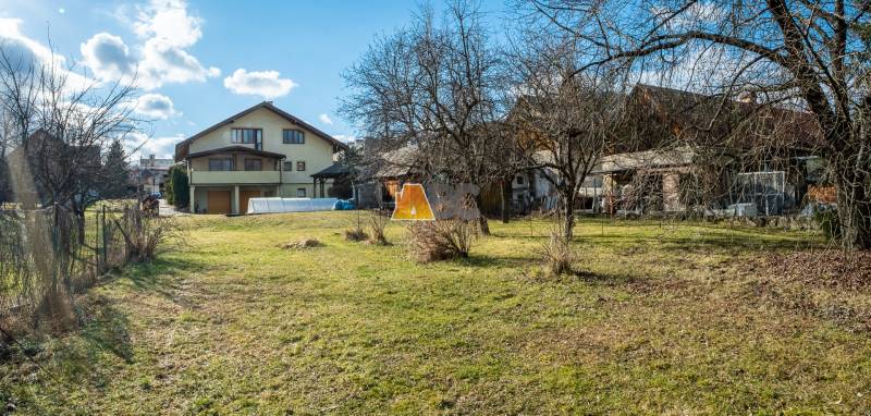 A villa with a spacious garden on Andreja Sládkoviča Street in Žarnovica.