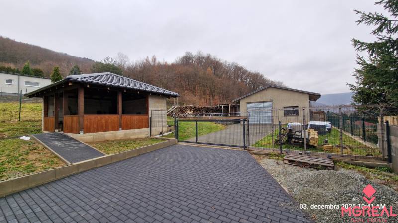 The exterior of a family house on Kopaninova Street in Sokol with a gazebo and a gate.