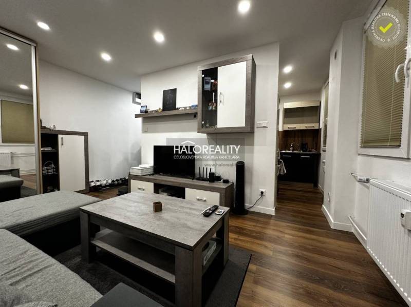 1-bedroom apartment with modern furnishings, wood-effect flooring, cozy lighting.