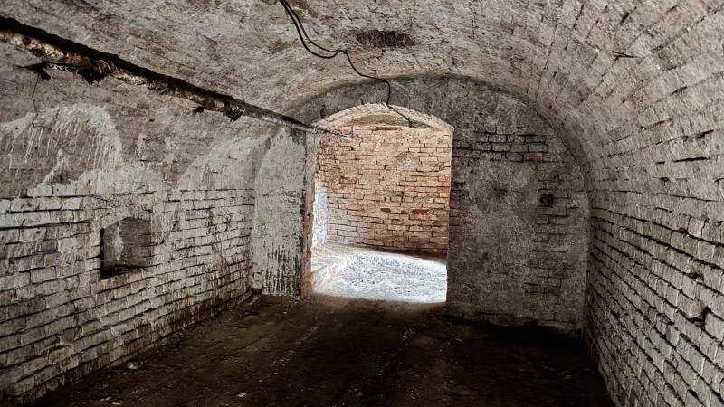 A basement in a family house with stone walls and a brick vaulted ceiling.