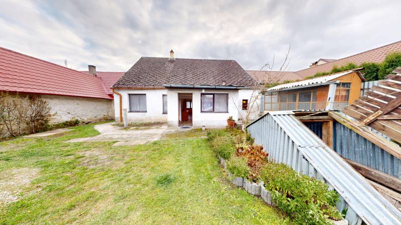 Family house on SNP Street in Veľké Leváre with a garden and a shelter.