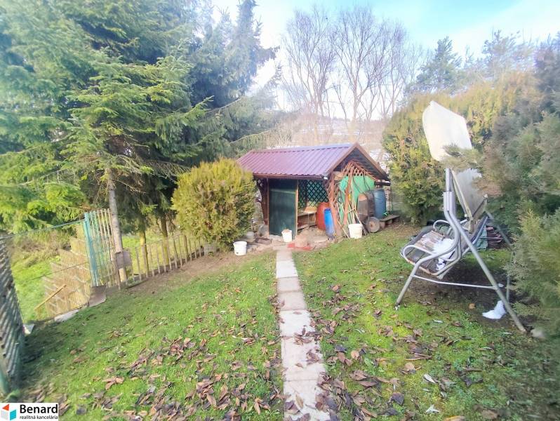 A garden with a small house and a swing in Malý Slivník near a 3-room apartment.