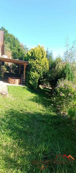 The greenery around the cottage in Ružiná, a beautiful garden and a wooden pergola.
