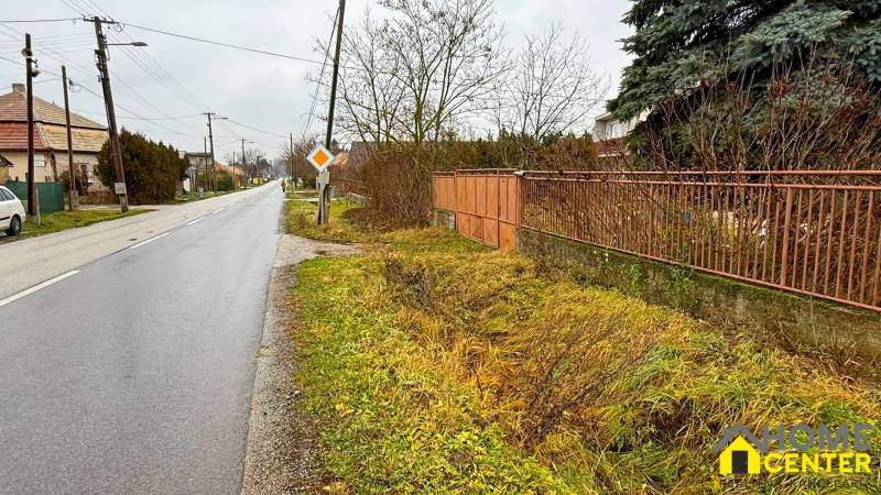 A street with a fence and greenery in Pribeta, suitable for plots - housing.