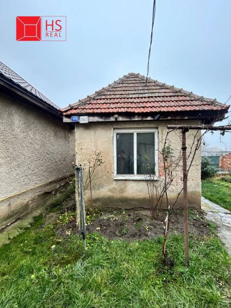 A family house on Bešeňovská Street in Dvory nad Žitavou with an older roof and a garden.