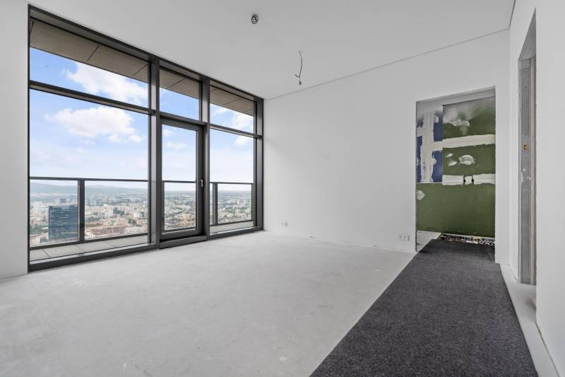 A bright room with large windows and a panoramic view, 4-room apartment.