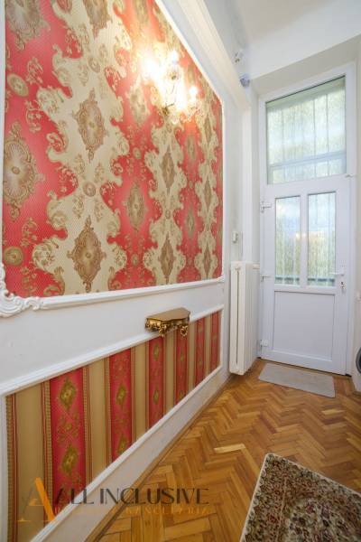 Colorful wallpaper, mesh doors, wood-patterned flooring, skylight in a 2-room apartment.