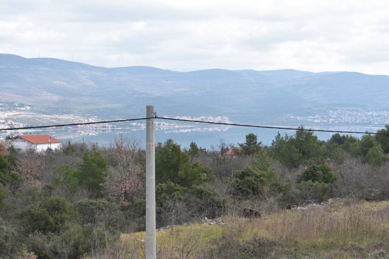 The panorama from the family house in Pridraga offers a view of the hills and greenery.