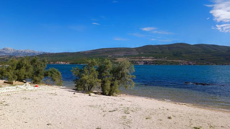 A beach with a sea view and greenery in Pridraga, suitable for a family house.