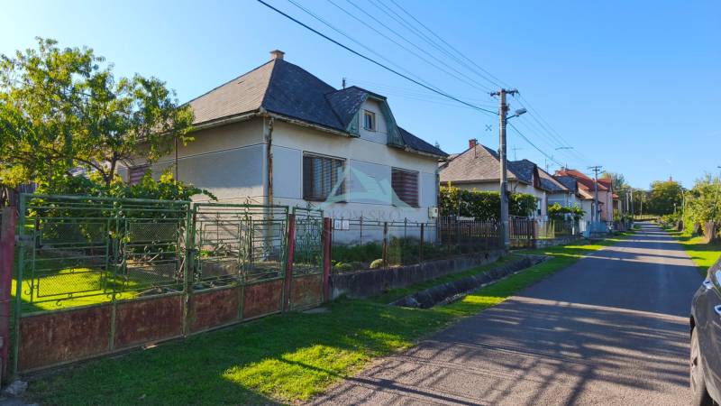 A family house in Čebovce, with a garden and an unconventional gate in a quiet street.