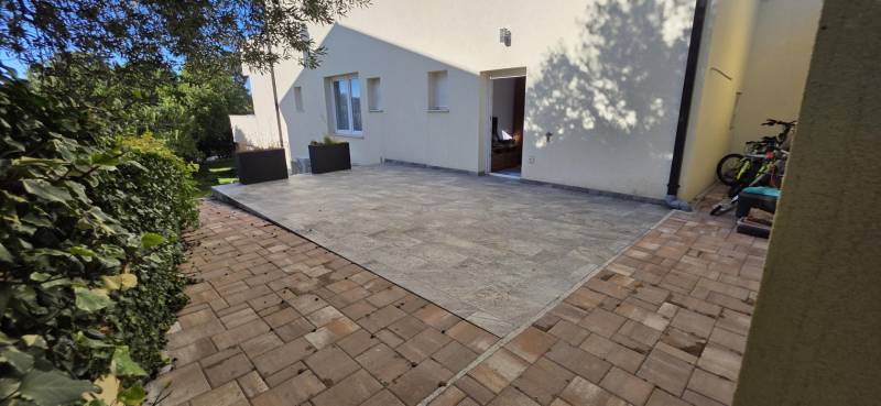 In Crikvenica, you can see the outdoor terrace of a 3-room apartment surrounded by greenery.