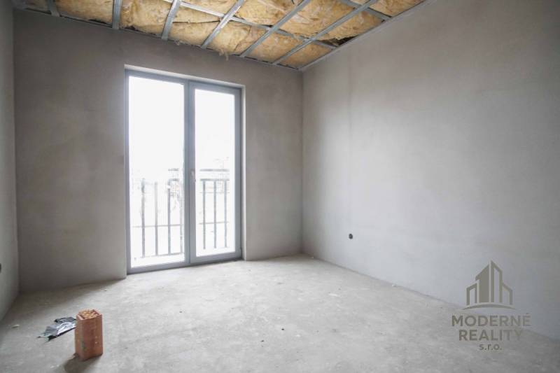 Unfurnished room in a family house with double doors and ceiling insulation.