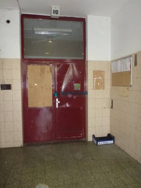 Entrance to the building of the two-room apartment on Stavbárska Street in Bratislava - Vrakuňa with red doors.