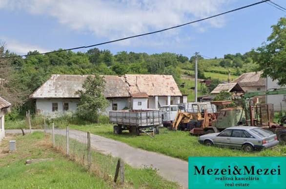 A family house in Nenince with means of transport and greenery in the surroundings.
