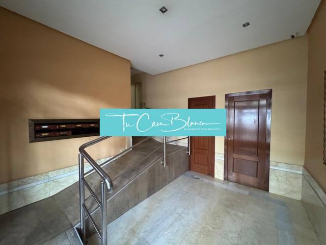 Entrance hall with staircase and ramp in a 4-room apartment.