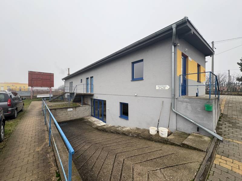 Building on Bratislavská Street in Veľký Biel, suitable for residential plots.