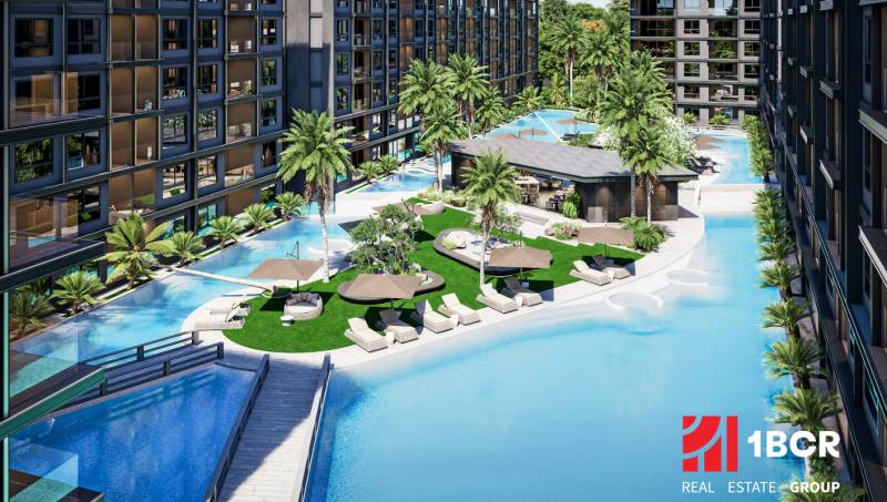 The construction of apartments in Pattaya with pools, loungers, and palm trees creates a holiday atmosphere.