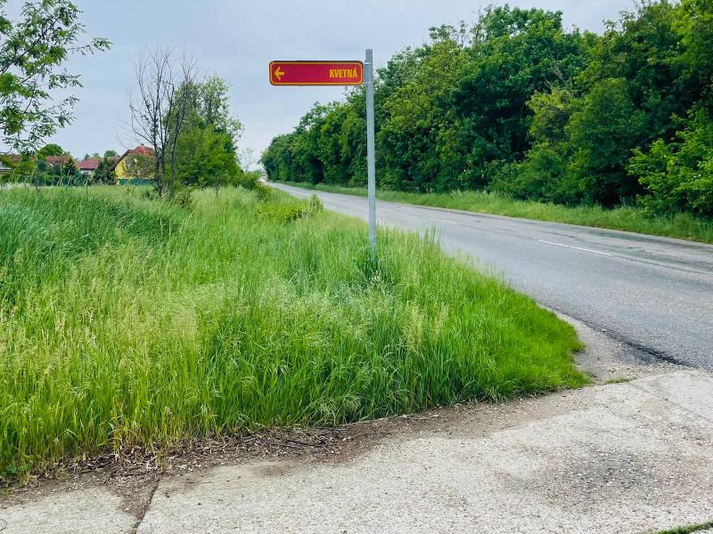 The road in Hviezdoslavov on Podháj Street leads to residential plots.