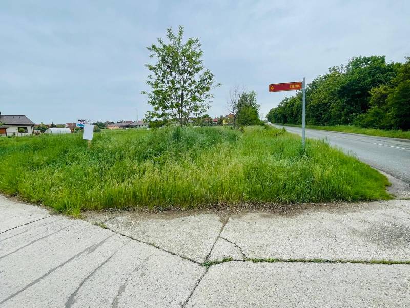 Plots - residential in Hviezdoslavov at Podháj with a signpost labeled Kvetná.