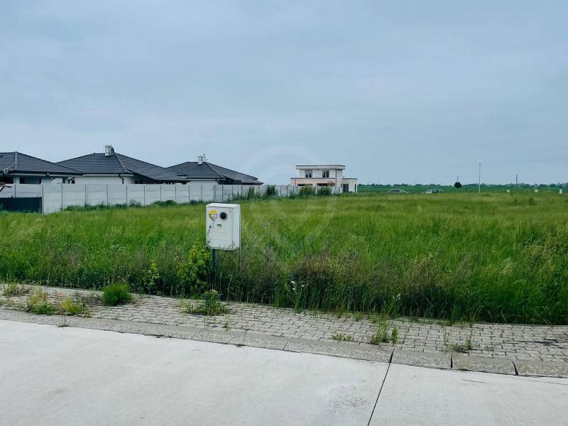 Plots - housing on Podháj Street in Hviezdoslavov, grass and residential buildings in the background.