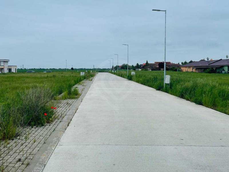 Street Podháj in Hviezdoslavov with residential plots surrounded by houses.